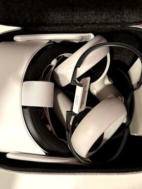 Oculus Standalone VR Headset in White with Matching Controllers